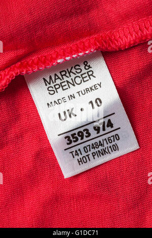 Label in Marks & Spencer womans oben in der Türkei gemacht wurden - in der UK Vereinigtes Königreich, Großbritannien verkauft. Stockfoto