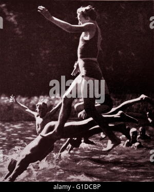 Fotografische print Schwimmer am Flatenbadet, einen Badestrand in Südost-Stockholm, am See Flaten. Vom 20. Jahrhundert Stockfoto