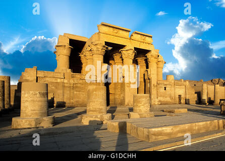 Tempel von Kom Ombo während des Sonnenaufgangs, Ägypten. Es widmet sich dem Krokodilgott Sobek und der Falke Gott Haroeris Stockfoto