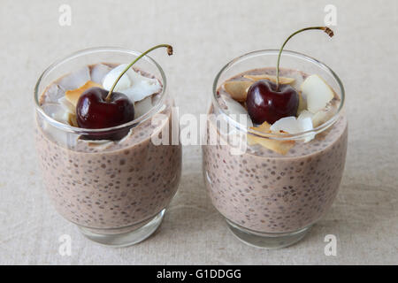 Chia-Samen-Pudding mit Kirschen, selektiven Fokus Stockfoto