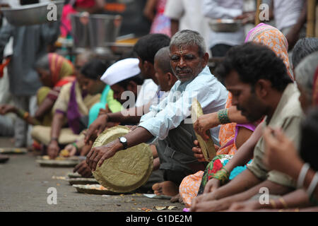 Pune, Indien - 11. Juli 2015: Hungrige Pilger genannt Warkaris warten auf den Straßen während der berühmten Wari Pilgerfahrt serviert Stockfoto