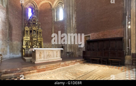 Pavia, Italien - 8. März 2015: Basilica di San Michele Maggiore. Die massive Marmoraltar bietet, Stirn, adressiert an uns, die f Stockfoto