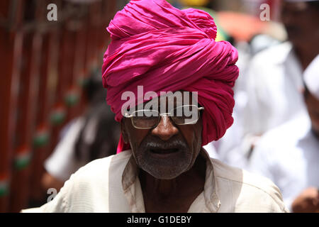 Pune, Indien - 11. Juli 2015: Eine alte indische Pilger mit einer traditionellen Kopfbedeckungen Stockfoto