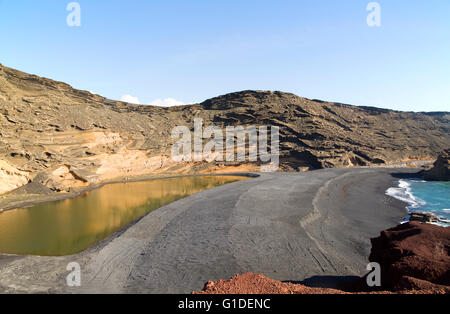 Lago Verde Grüner See schwarzen Sandstrand, El Golfo, Lanzarote, Kanarische Inseln, Spanien Stockfoto