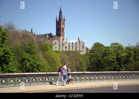 Universität von Glasgow aus Fluss Kelvin Brücke im Westend Kelvingrove Park, Glasgow, Scotland, UK. Stockfoto