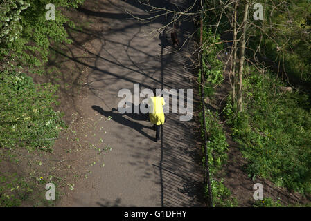 Frau, die Kinderwagen schieben, während des Gehens im Kelvingrove Park erschossen von oben an einem sonnigen Tag Kelvingrove Park, Stockfoto