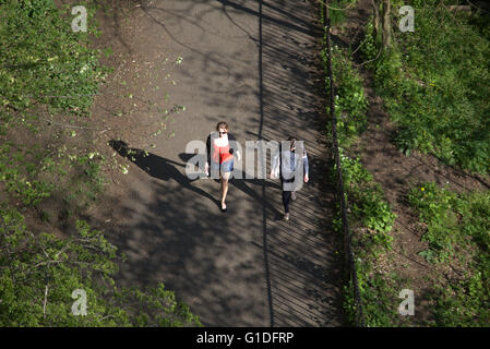 Paar zwei Frau zu Fuß im Kelvingrove Park geschossen von oben an einem sonnigen Tag Kelvingrove Park, Stockfoto