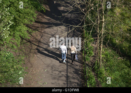 Paar zu Fuß im Kelvingrove Park geschossen von oben an einem sonnigen Tag Kelvingrove Park, Stockfoto