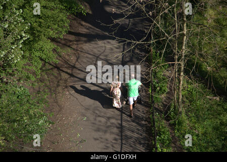 Paar schieben Kinderwagen während des Gehens im Kelvingrove Park geschossen von oben an einem sonnigen Tag Kelvingrove Park, Stockfoto