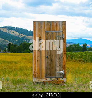 Nebengebäude in einem Feld auf der Ranch am Rock Creek in Western Montana Stockfoto