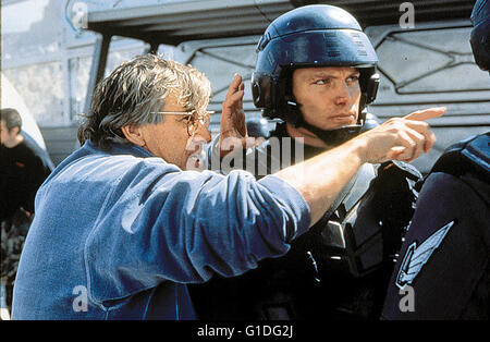 Starship Troopers / Satz / Paul Verhoeven / Casper Van Dien, Verhoeven Frontfrau Casper Van Dien in Die Szene Ein Stockfoto
