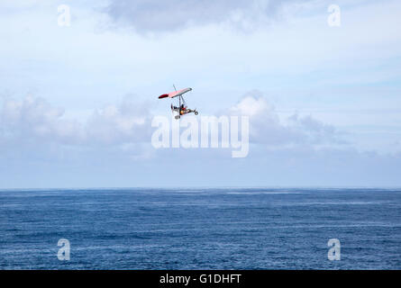 Person, die den Ozean Microlight Flugzeug überfliegen, Caleta de Caballo, Lanzarote, Kanarische Inseln, Spanien Stockfoto