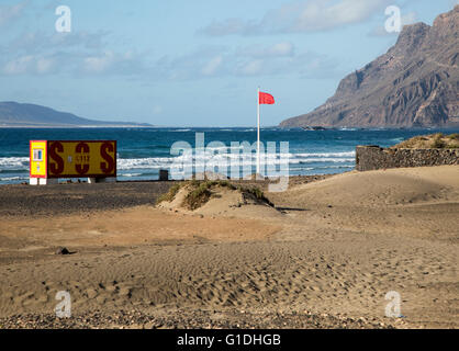 Rote Flagge, Warnung vor Gefahr, Baden La Caleta de Famara, Lanzarote, Kanarische Inseln, Spanien Stockfoto