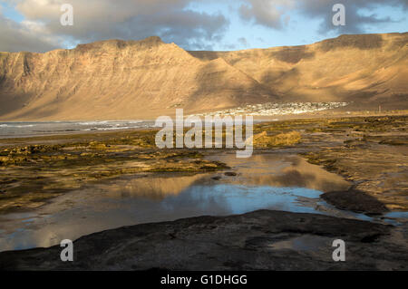 Am späten Nachmittag leichte auf Strand und Klippen La Caleta de Famara, Lanzarote, Kanarische Inseln, Spanien Stockfoto