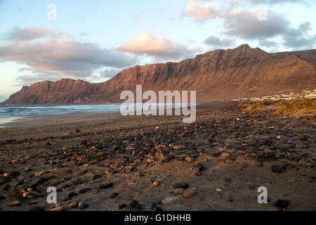 Am Abend Abendlicht am Strand und Klippen La Caleta de Famara, Lanzarote, Kanarische Inseln, Spanien Stockfoto