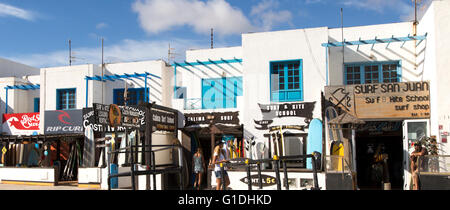 Surf-Shops im Dorf Caleta de Famara, Lanzarote, Kanarische Inseln, Spanien Stockfoto