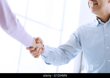 Geschäftsleute, die nach einem erfolgreichen Meeting, Geschäftsbeziehungen und Kooperationskonzept Händeschütteln Stockfoto