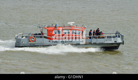 Londoner Feuerwehr Löschboot Fire Flash macht seinen Weg auf dem Fluss Themse auf eine routinemäßige Ausbildung Reise Stockfoto