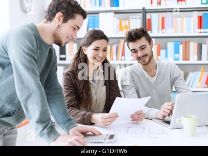 College-Studenten arbeiten gemeinsam an Projekten, Bildung und Lernkonzept Stockfoto