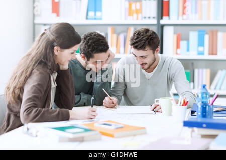 Gruppe von College-Studenten lächelnd gemeinsam in der Bibliothek studieren und arbeiten an einem Projekt Stockfoto