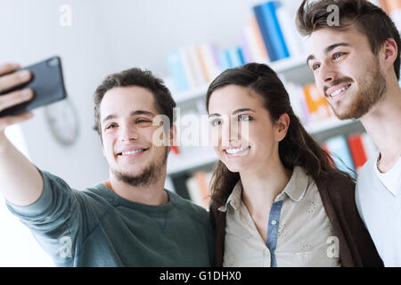 Lächelnd, glücklich Jugendliche unter Selfies mit einem Mobiltelefon, Austausch, Technologie und Freundschaft Konzept Stockfoto