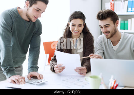 College-Studenten arbeiten gemeinsam an Projekten, Bildung und Lernkonzept Stockfoto