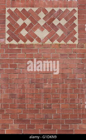 Textur des roten Backsteinmauer mit verputzten Ornamenten. Stockfoto