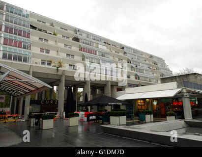 Foto von der Außenseite der Brunswick Centre, ein Wohn- und Einkaufszentrum in Bloomsbury, Camden, London, von Patrick Hodgkinson (1930-2016) entworfen und 1972 abgeschlossen. Vom 21. Jahrhundert Stockfoto