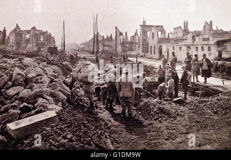 Fotodruck von Anwohnern und Französische Infanterie in Chauny in Frankreich am Ende des ersten Weltkrieges. Vom 20. Jahrhundert Stockfoto