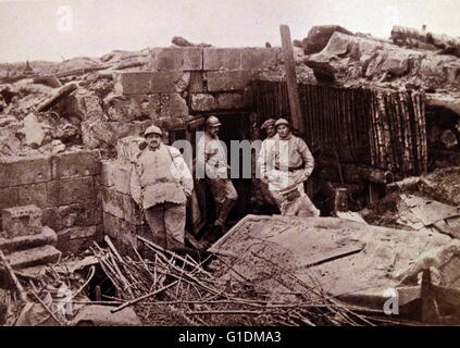 Fotoabzug des siegreichen französischen Soldaten vor einem stillgelegten Tierheim verwendet von den deutschen an Bailly. Vom 20. Jahrhundert Stockfoto