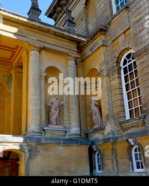 Detail an der Außenwand des Blenheim Palace in Oxfordshire, England. Blenheim Palast war der Hauptwohnsitz der Herzöge von Marlborough. zwischen 1705 und ca. 1722 errichtet. Blenheim Palace wurde 1987 zum UNESCO-Weltkulturerbe ernannt. Stockfoto