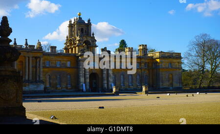 Detail an der Außenwand des Blenheim Palace in Oxfordshire, England. Blenheim Palast war der Hauptwohnsitz der Herzöge von Marlborough. zwischen 1705 und ca. 1722 errichtet. Blenheim Palace wurde 1987 zum UNESCO-Weltkulturerbe ernannt. Stockfoto