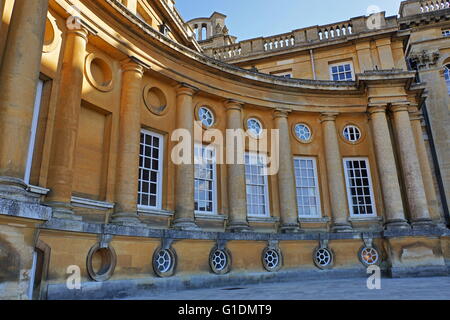 Detail an der Außenwand des Blenheim Palace in Oxfordshire, England. Blenheim Palast war der Hauptwohnsitz der Herzöge von Marlborough. zwischen 1705 und ca. 1722 errichtet. Blenheim Palace wurde 1987 zum UNESCO-Weltkulturerbe ernannt. Stockfoto