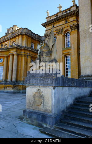 Detail an der Außenwand des Blenheim Palace in Oxfordshire, England. Blenheim Palast war der Hauptwohnsitz der Herzöge von Marlborough. zwischen 1705 und ca. 1722 errichtet. Blenheim Palace wurde 1987 zum UNESCO-Weltkulturerbe ernannt. Stockfoto