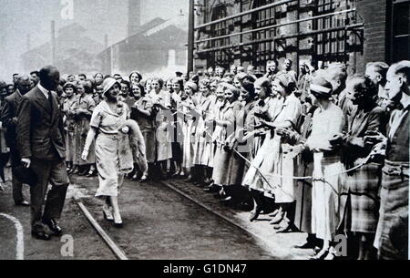 Foto von Lady Elizabeth (1900-2002) Treffen mit Stahlarbeiter des Messers. Firth & braun. Vom 20. Jahrhundert Stockfoto