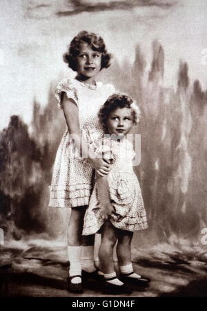 Foto der jungen Prinzessin Elizabeth (1926-) und Prinzessin Margaret (1930-2002) für ein Foto zu posieren. Vom 20. Jahrhundert Stockfoto