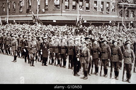 Foto von Prinz Albert Frederick Arthur George (1895 – 1952) Inspektion Soldaten auf Anzac Tag in Melbourne. Vom 20. Jahrhundert Stockfoto