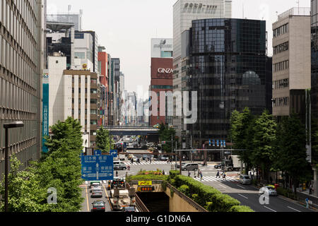 Zeitgenössische Architektur und Wolkenkratzer im Shimbashi Bereich, Tokyo, Japan Stockfoto