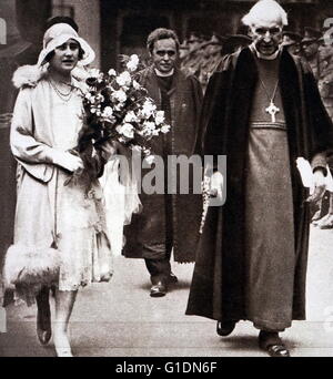 Foto von der Erzbischof von Canterbury, Cosmo Gordon Lang (1864-1945) zu Fuß mit Lady Elizabeth (1900-2002) am Kings College, für das hundertjährige Jubiläum feiern. Vom 20. Jahrhundert Stockfoto