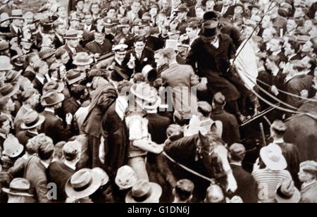 Foto von Prinz Albert Frederick Arthur George (1895-1952) mit Studenten nach erhielt er die Ehrendoktorwürde der Doktor der Rechte an der Universität Melbourne. Vom 20. Jahrhundert Stockfoto