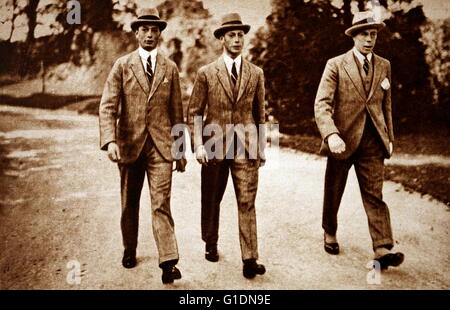 Foto von Prinz Albert Frederick Arthur George (1895 – 1952), Prinz Henry, Duke of Gloucester (1900-1974) und Commander Louis Greig (1880 – 1953) in Cambridge zusammen spazieren. Vom 20. Jahrhundert Stockfoto