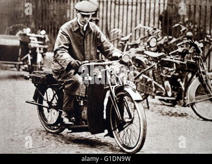 Foto von Prinz Albert Frederick Arthur George (1895 – 1952) Reiten sein Motorrad. Vom 20. Jahrhundert Stockfoto