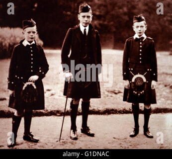 Foto von Albert Frederick Arthur George (1895 – 1952), Prinz Henry, Duke of Gloucester (1900-1974) und Prinz George, Herzog von Kent (1902-1942) in Balmoral Castle, Schottland. Vom 20. Jahrhundert Stockfoto