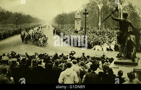 Foto von Prinzessin Elizabeth (1926-) und Prinz Philip, Duke of Edinburgh (1921-) in der Glas-Kutsche zum Buckingham Palace zurück. Vom 20. Jahrhundert Stockfoto