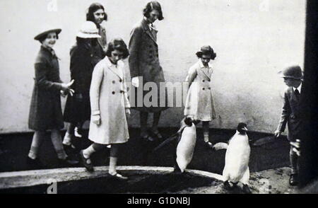 Foto von Prinzessin Elizabeth (1926-) und Prinzessin Margaret (1930-2002) der Pinguine im Londoner Zoo zu besuchen. Vom 20. Jahrhundert Stockfoto