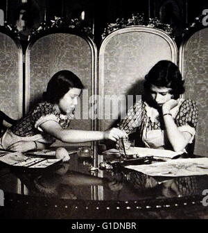 Foto von Prinzessin Elizabeth (1926-) und Margaret (1930-2002) in der Schulstube auf der obersten Etage des Royal Lodge. Vom 20. Jahrhundert Stockfoto