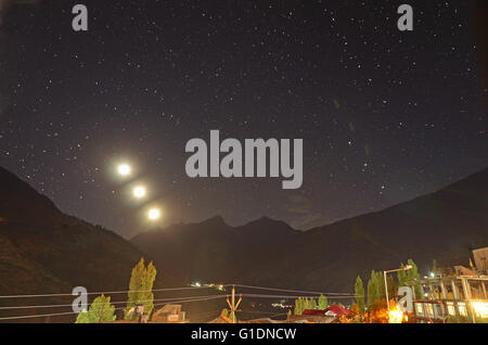 Mond Sätze über den Himalaya Ranges, Blick vom Keylong, Lahaul, Himachal Pradesh, Indien Stockfoto