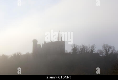 Alton Schloß, Staffordshire, umgeben von Nebel am frühen Morgen Stockfoto
