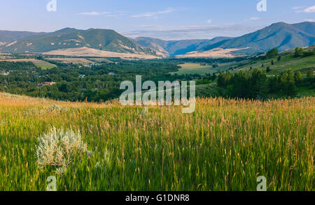 Die Ausläufer des Gebirges Bear Tooth im Morgengrauen von der Bear Tooth Mountain Pass Autobahn an einem feinen Sommermorgen gesehen. Stockfoto