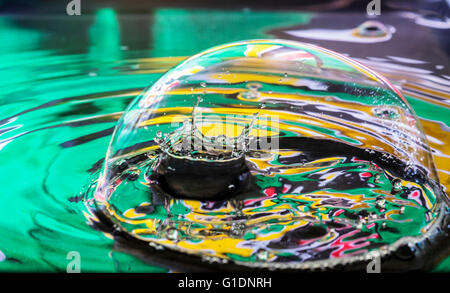 Wasser fallen durch Bubble Splash erstellen Stockfoto